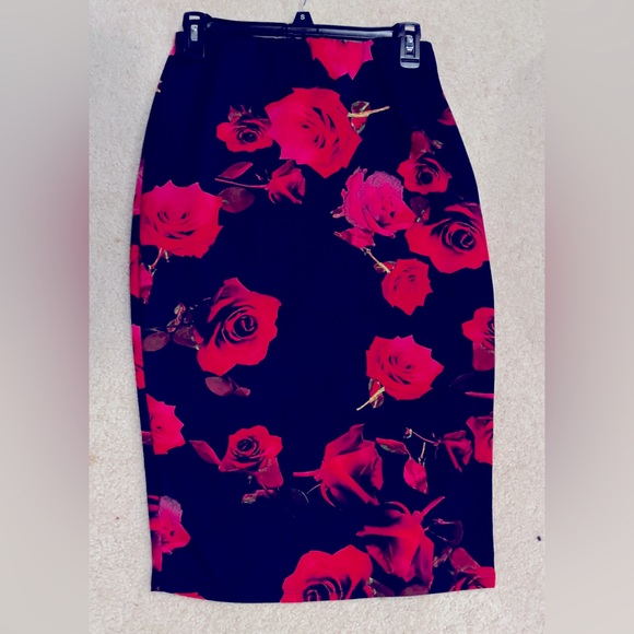 Black w/ red rosé flowers skirt brand new with tag in good condition. - Picture 1 of 2